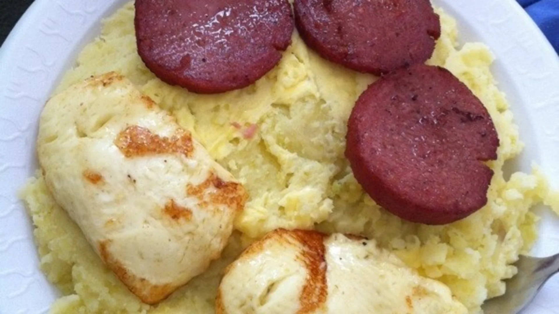 Mangú dominicano con salami frito, queso blanco y mantequilla — el desayuno nacional dominicano y símbolo de identidad cultural con raíces africanas