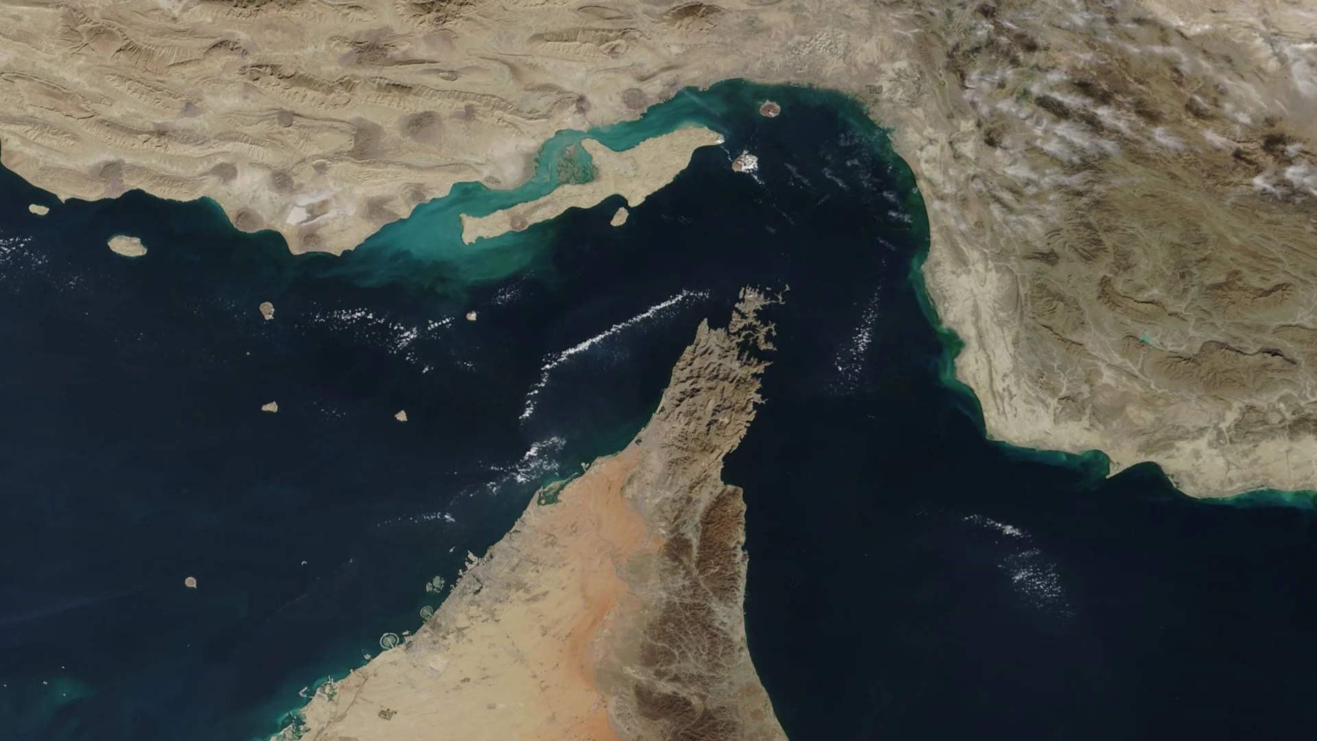 Vista satelital del estrecho de Ormuz y la Península de Musandam — por este corredor de 33 km transita un tercio del comercio mundial de urea, amoníaco y fosfatos