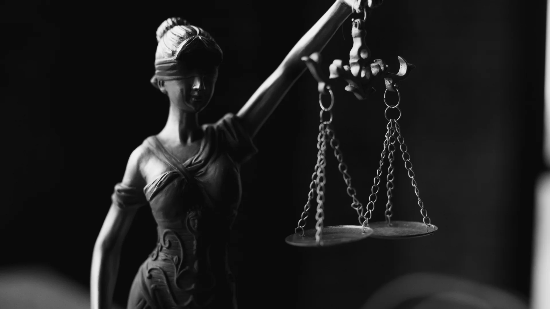 Balanza de la justicia — el debate legal entre patineta eléctrica y motocicleta eléctrica en República Dominicana. Foto por KATRIN BOLOVTSOVA en Pexels