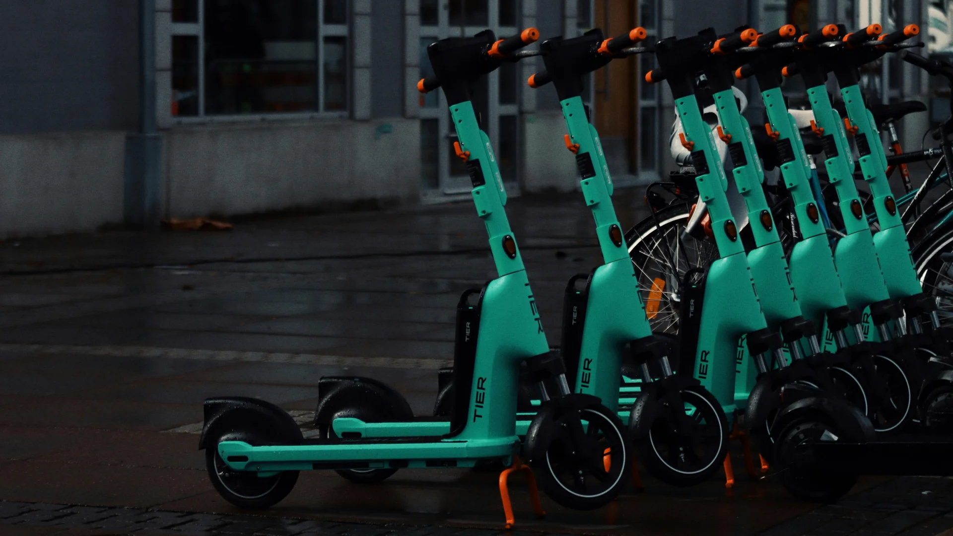 Ciclovía con scooters eléctricos — lo que la República Dominicana necesita para regular la micromovilidad urbana. Foto por Efrem Efre en Pexels