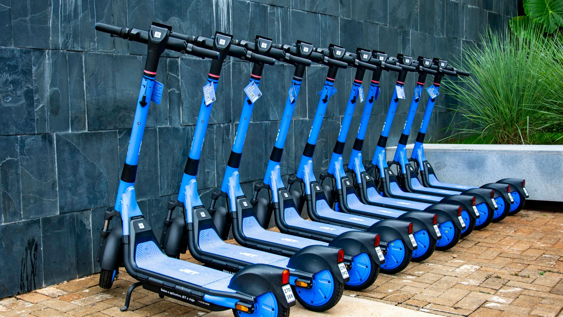 Tienda de patinetas y scooters eléctricos — el mercado dominicano importa bajo distintas vías arancelarias. Foto por Rodolfo Gaion en Pexels