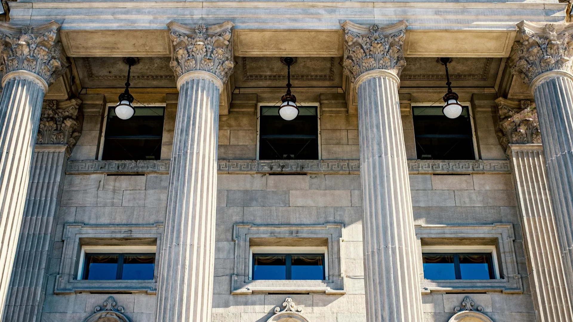 Edificio gubernamental dominicano — INTRANT, DGII y DGA responden distinto ante la misma patineta eléctrica. Foto por Brett Sayles en Pexels
