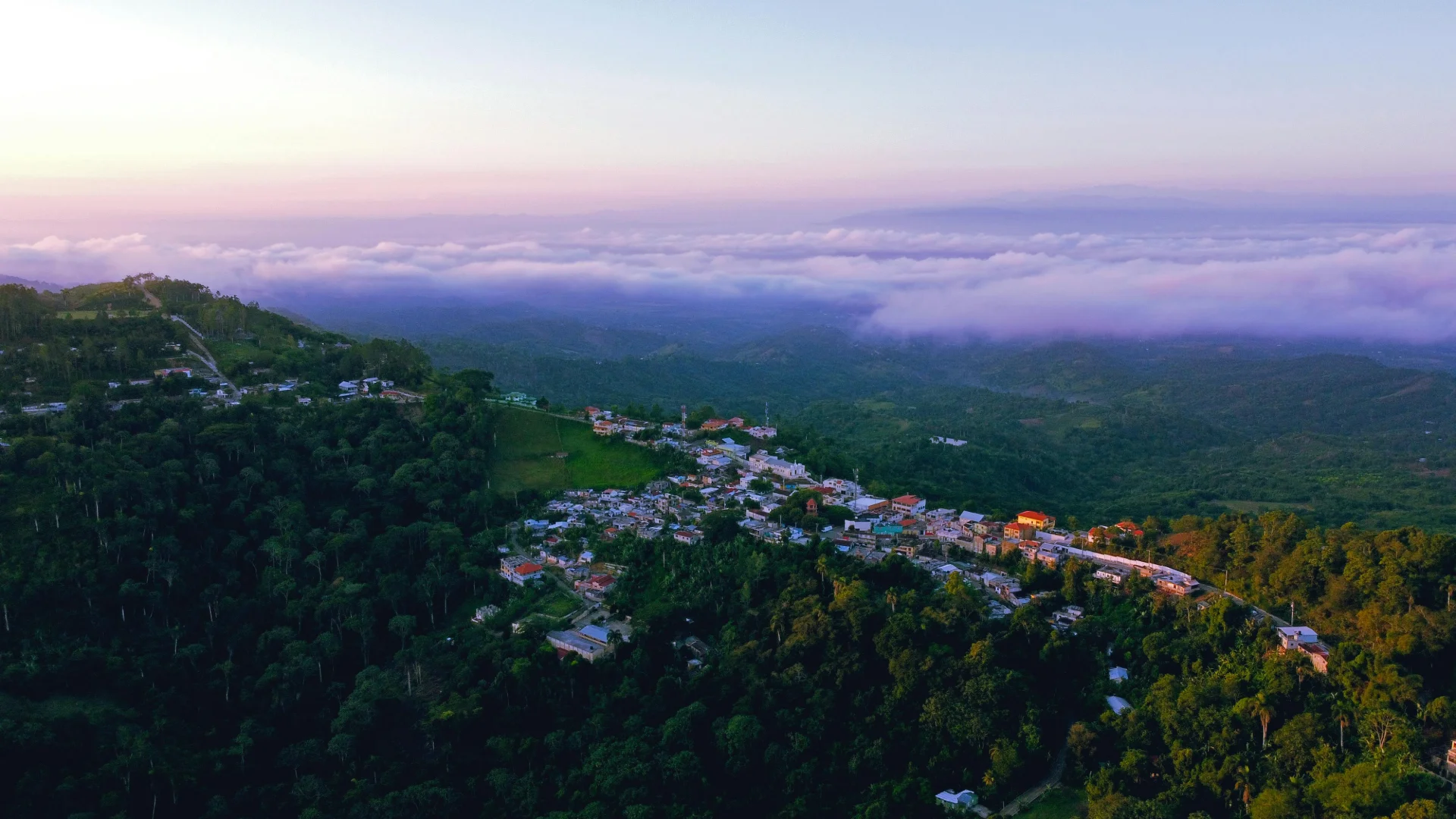 Paisaje aéreo dominicano con vegetación tropical — el subsuelo del país no contiene depósitos de roca fosfórica ni potasa en escala comercial para producir urea