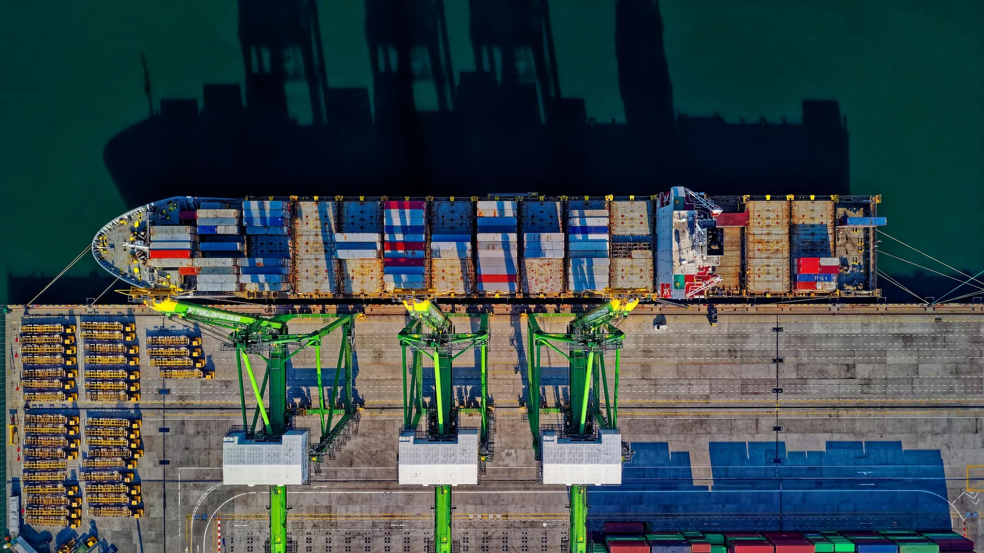 Vista aérea de buque de carga — el mercado de fertilizantes en República Dominicana depende de importaciones que entran por los puertos de Haina y Caucedo