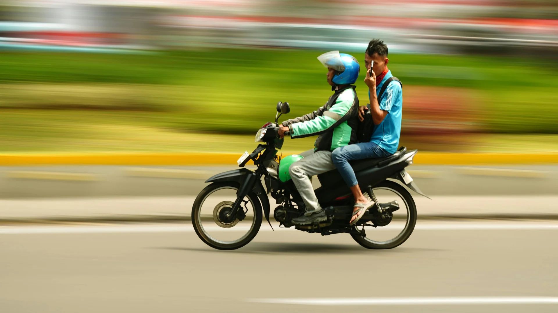 Motocicletas en calle dominicana — el motoconcho como precedente de regulación tardía en movilidad urbana. Foto por neilstha firman en Pexels