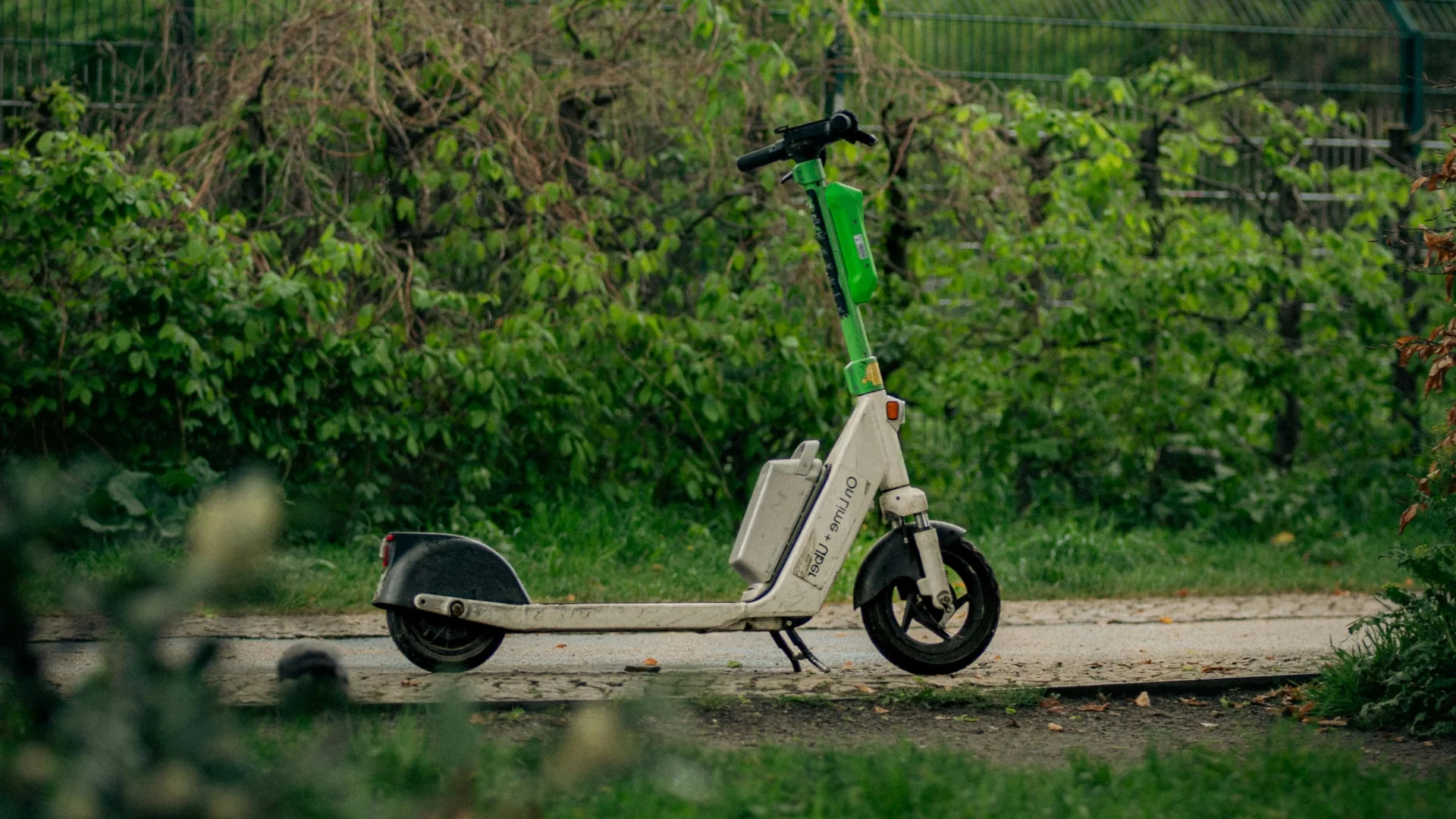 Patineta eléctrica modelo Fado Pinito estacionada en camino rural dominicano con vegetación de fondo — fotografía sobre regulación de scooters eléctricos en República Dominicana.